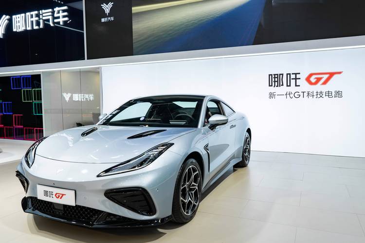 东莞203哪吒汽车在智能汽车领域的表现，领途汽车在新能源汽车市场中的影响力